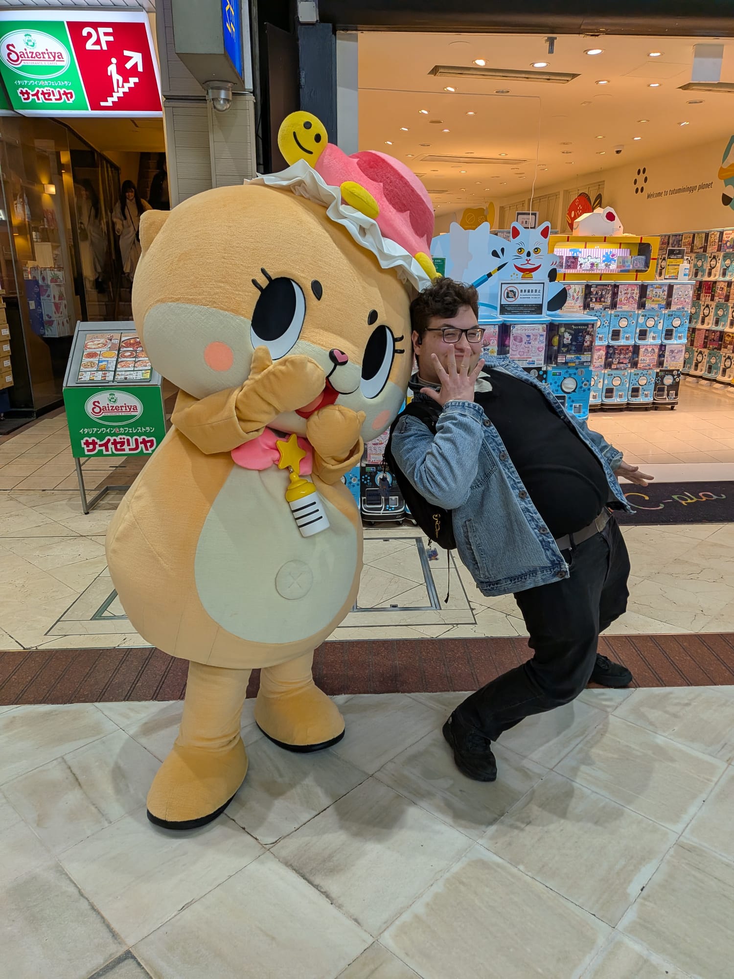 Összefutottam Chiitannal. Chiitan eredetileg egy apró, cefet vidéki halászváros turisztikai képviselő kabala-tündére volt. De nagyon felkapta a Japán szociálmédia, és pár éve még külföldön is ismertté vált egy John Oliver nevű híradós jóvoltából. Manapság felváltva terjeszti az LMBT emberek szeretetének igéjét, és agyabugyál el véletlenszerűen embereket felfújható bézbózütővel