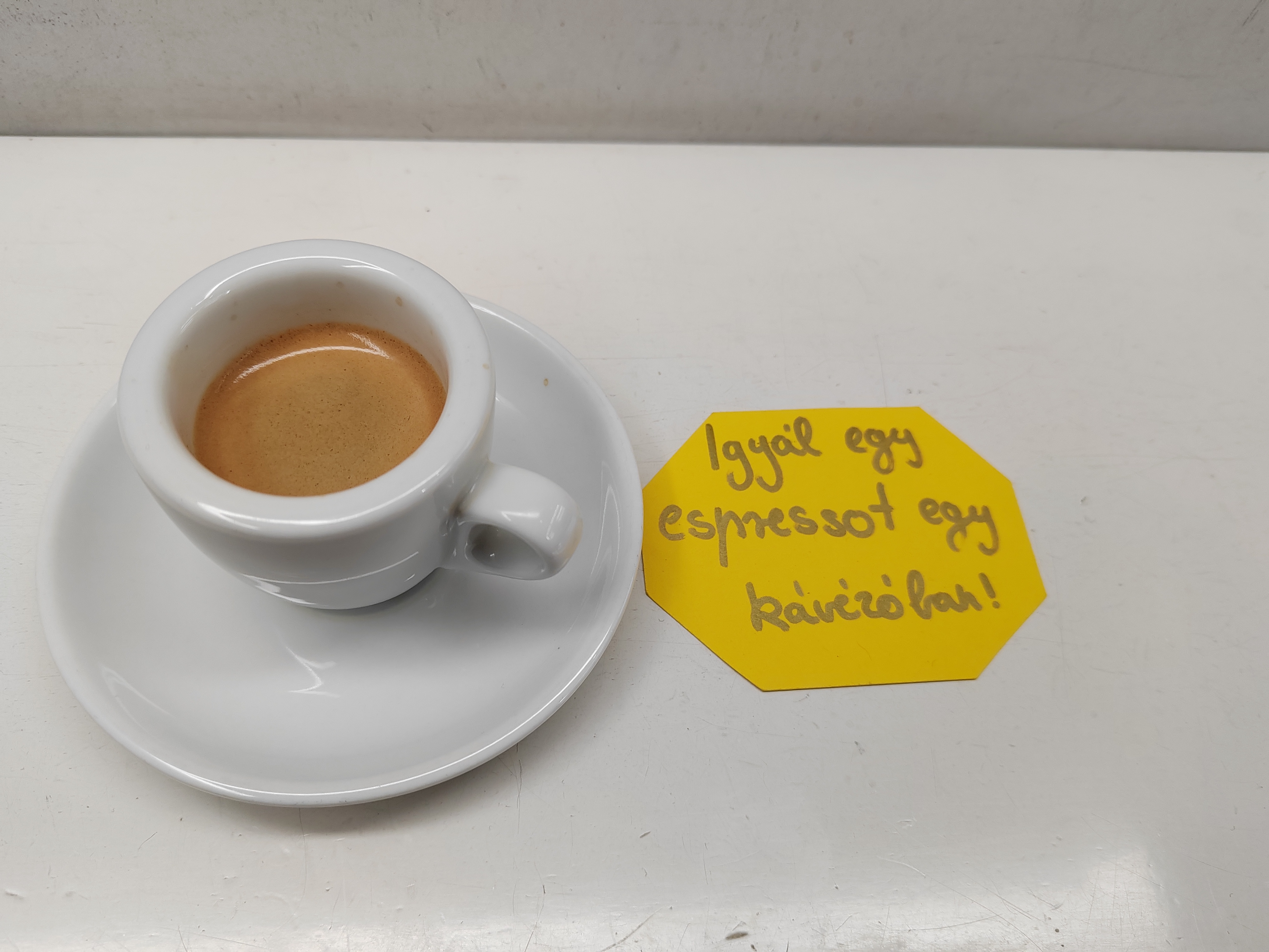 Igyál egy espressot egy kávézóban!