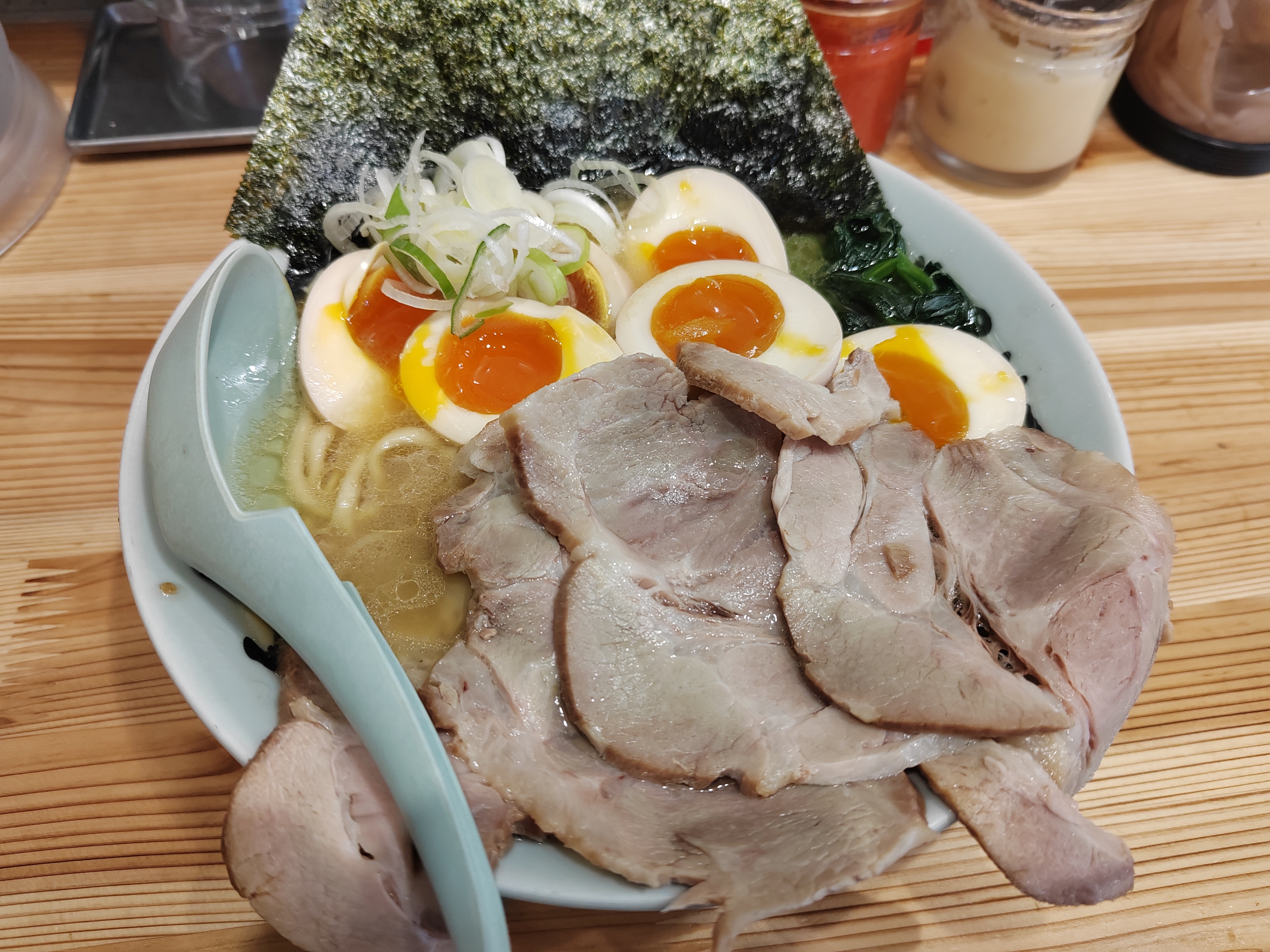 Egy jó nagy tál leves a Ramen BIG-ből, sok extra szójaszószban pácolt lágy tojással