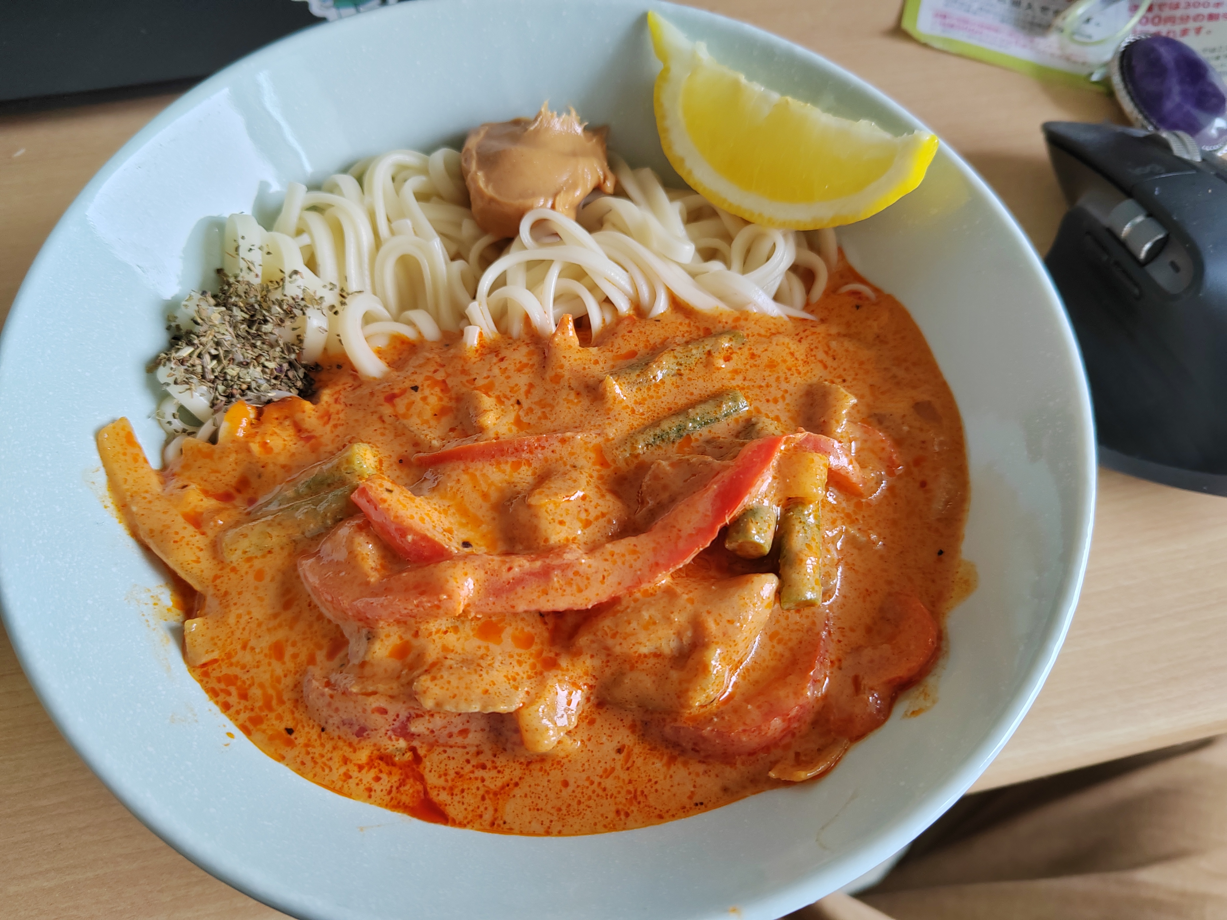 Vörös curry udonnal és egy kis mogyoróvajjal, mert megérdemeltem