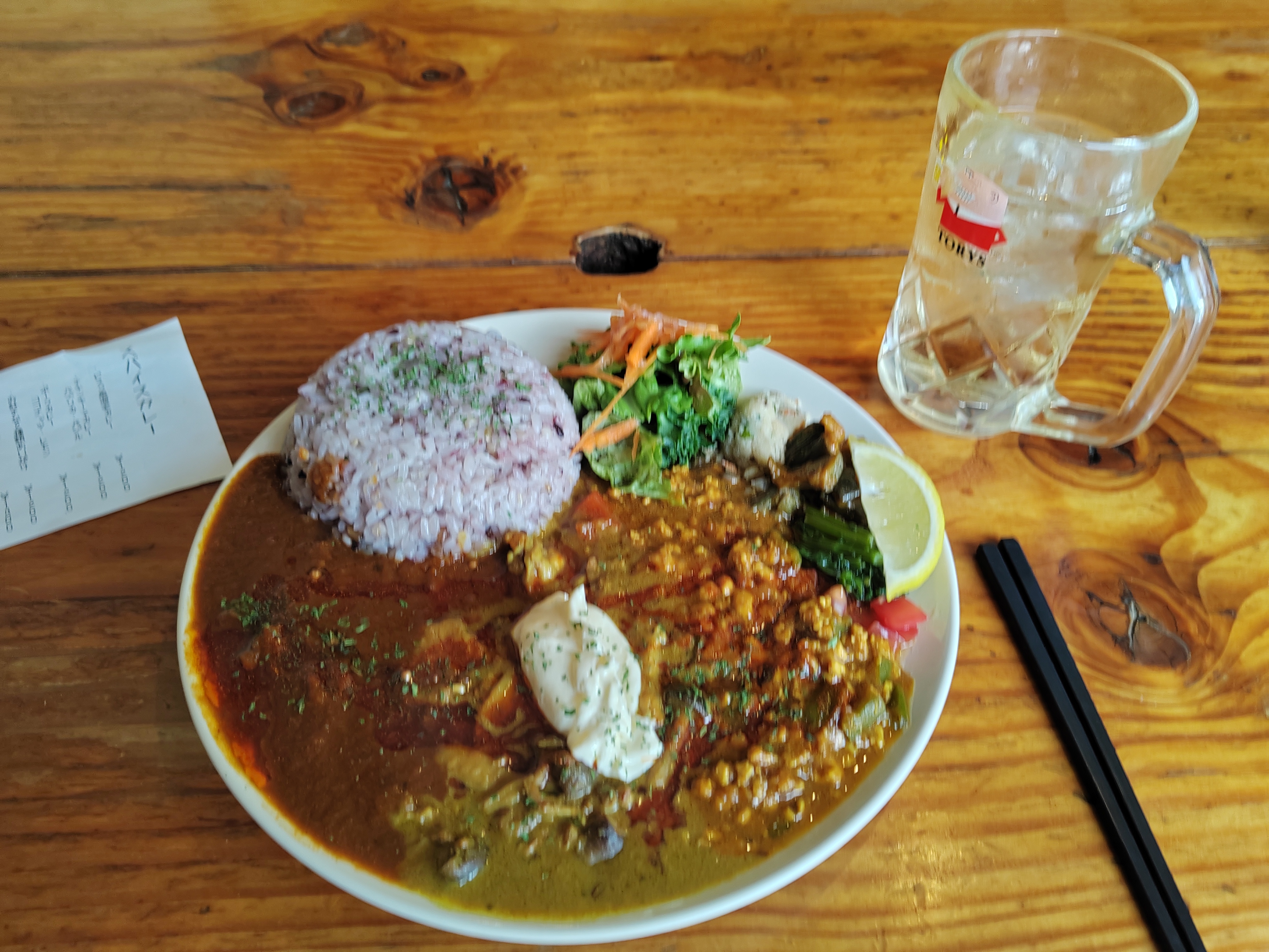 Shuyaku wa Spice: Egy tipikusan jakuzás hely. Felmész egy pici (erősen alkoholszagú) lifttel az ötödikre, egy komplettan beragadt ajtó mögött egy igen szűk kis kajálda. Az asztalok picit ragadnak, de ha rendelsz kaját, tudsz olcsón italújratöltést kérni. Nem mellesleg pedig a legjobb japán curryt eddig itt ettem