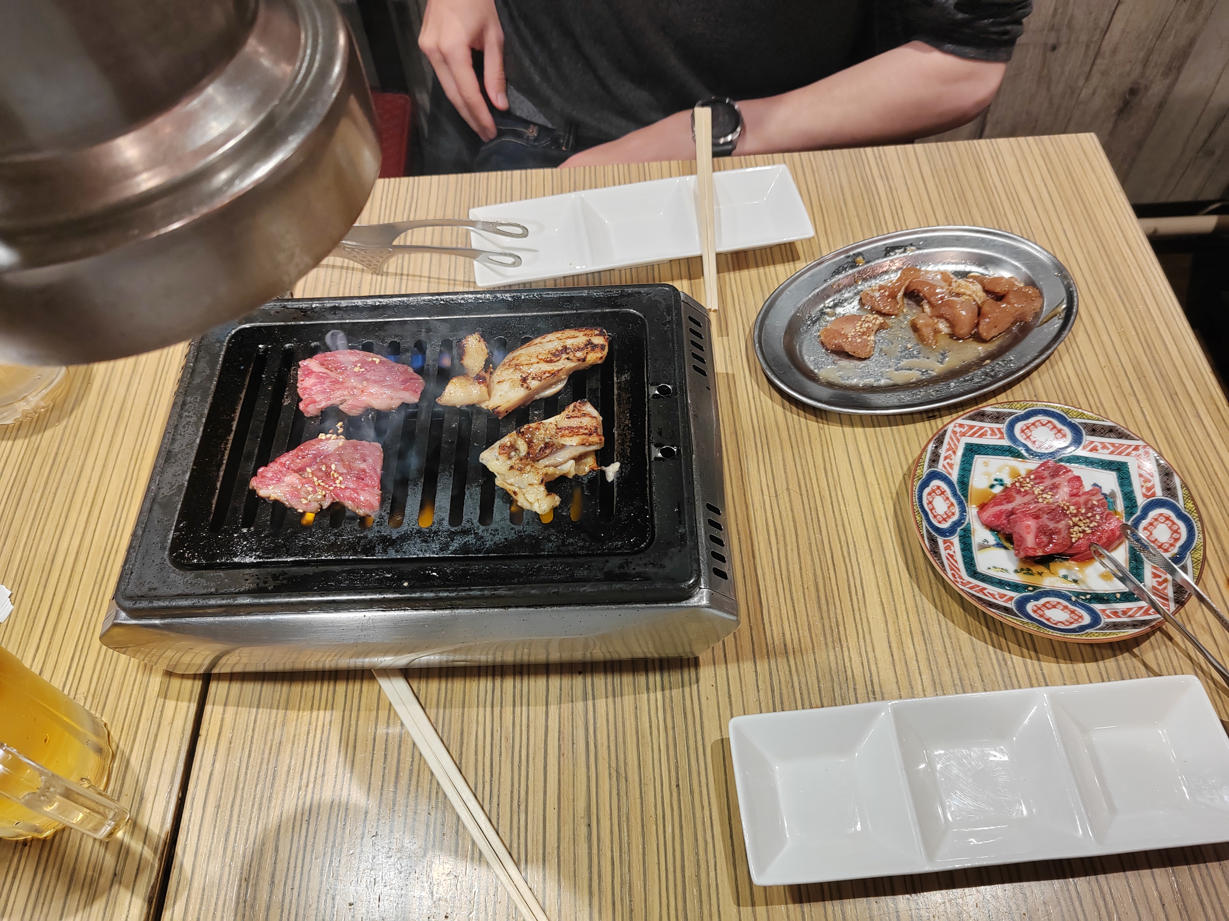 Jakiniku: Hozzák a nyers húst az asztalhoz, és magad grillezed meg. Jó élmény, de aránytalanul drága