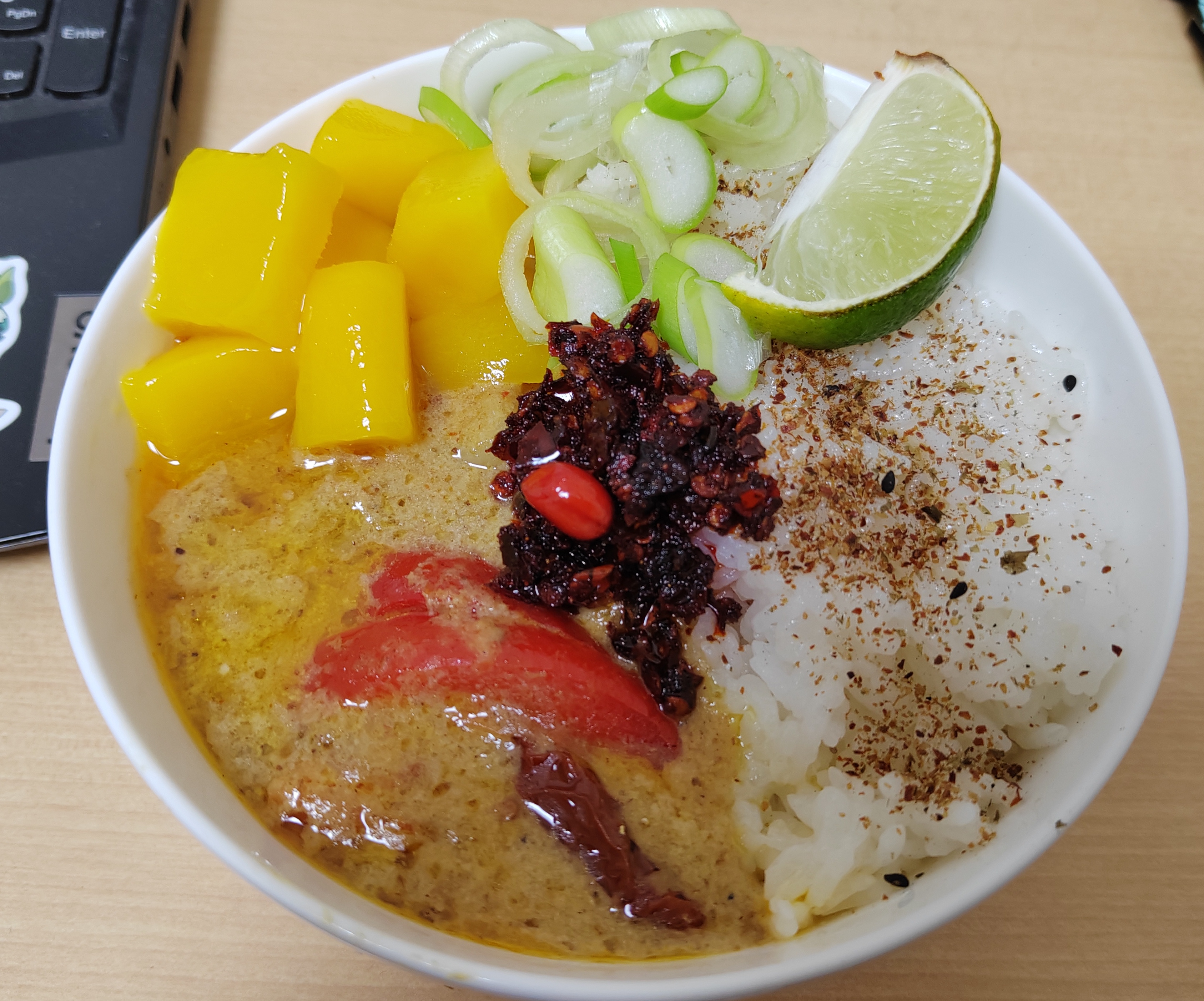 Sárga curry, megküldve csiliolajjal