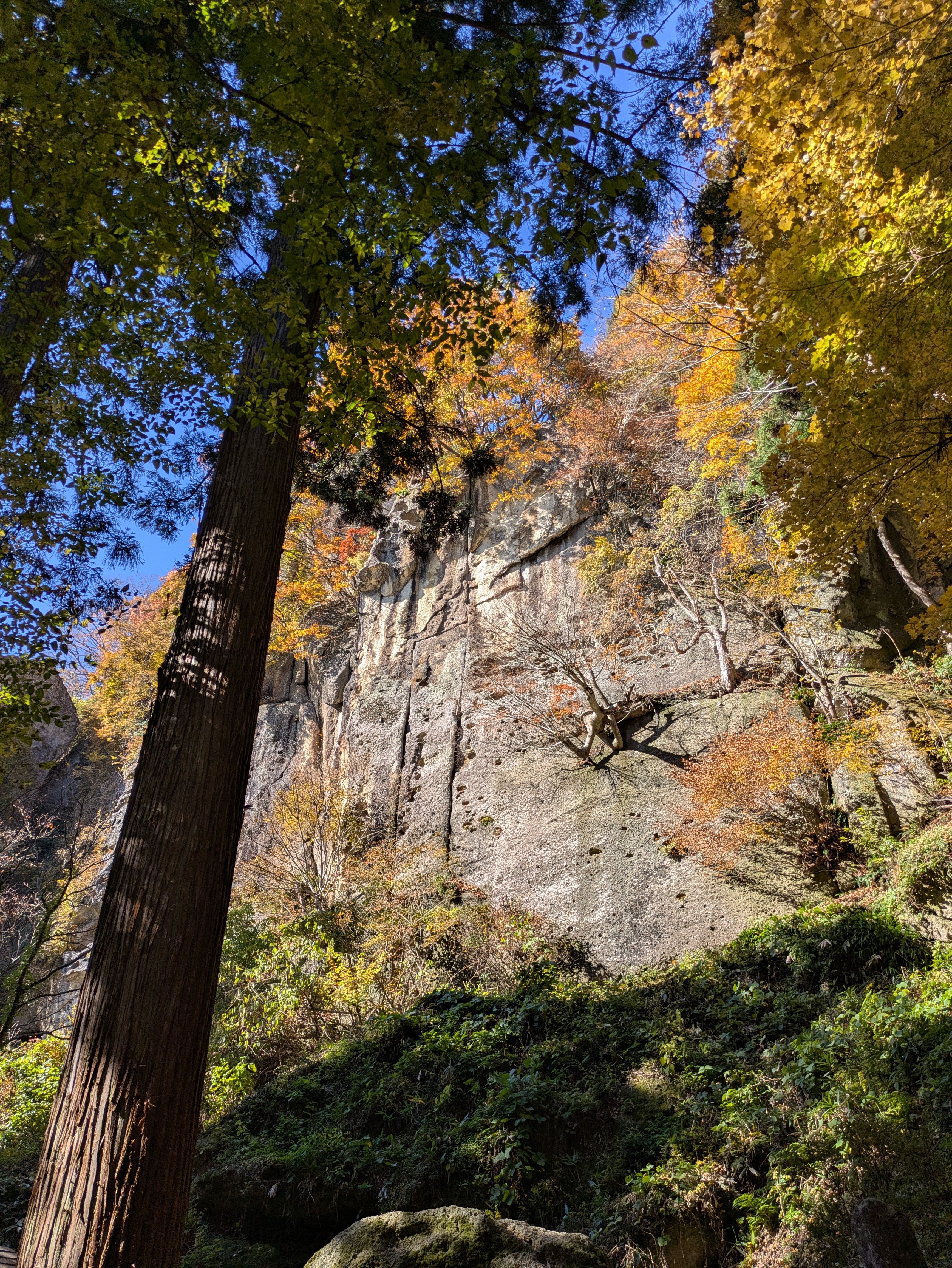 Lentről az előttünk álló sziklák…