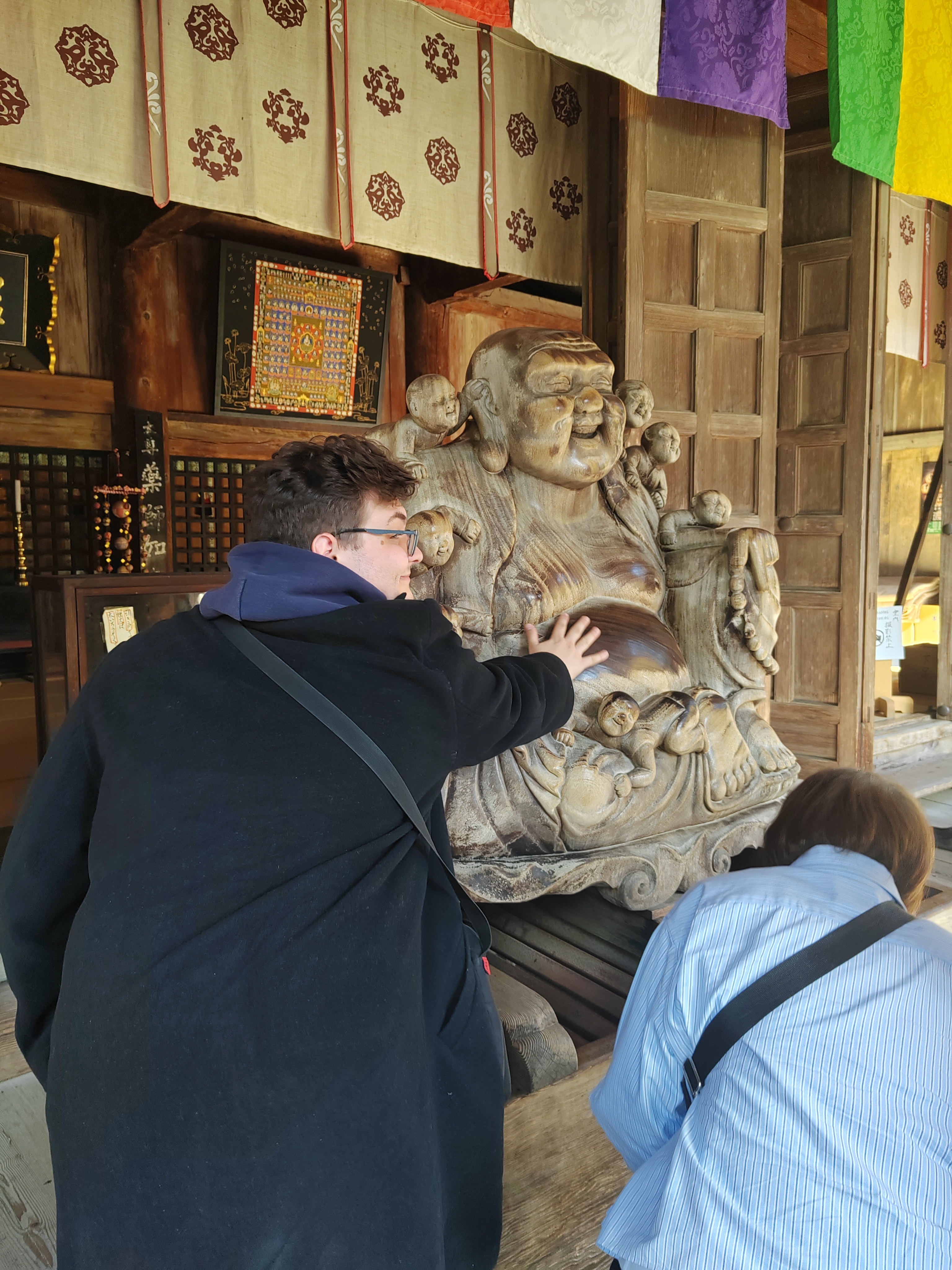 Bedobtam egy 5 jenes érmét (kb. 10 forint), és megcirógattam a buddha pocakját a biztonságos út zálogaként