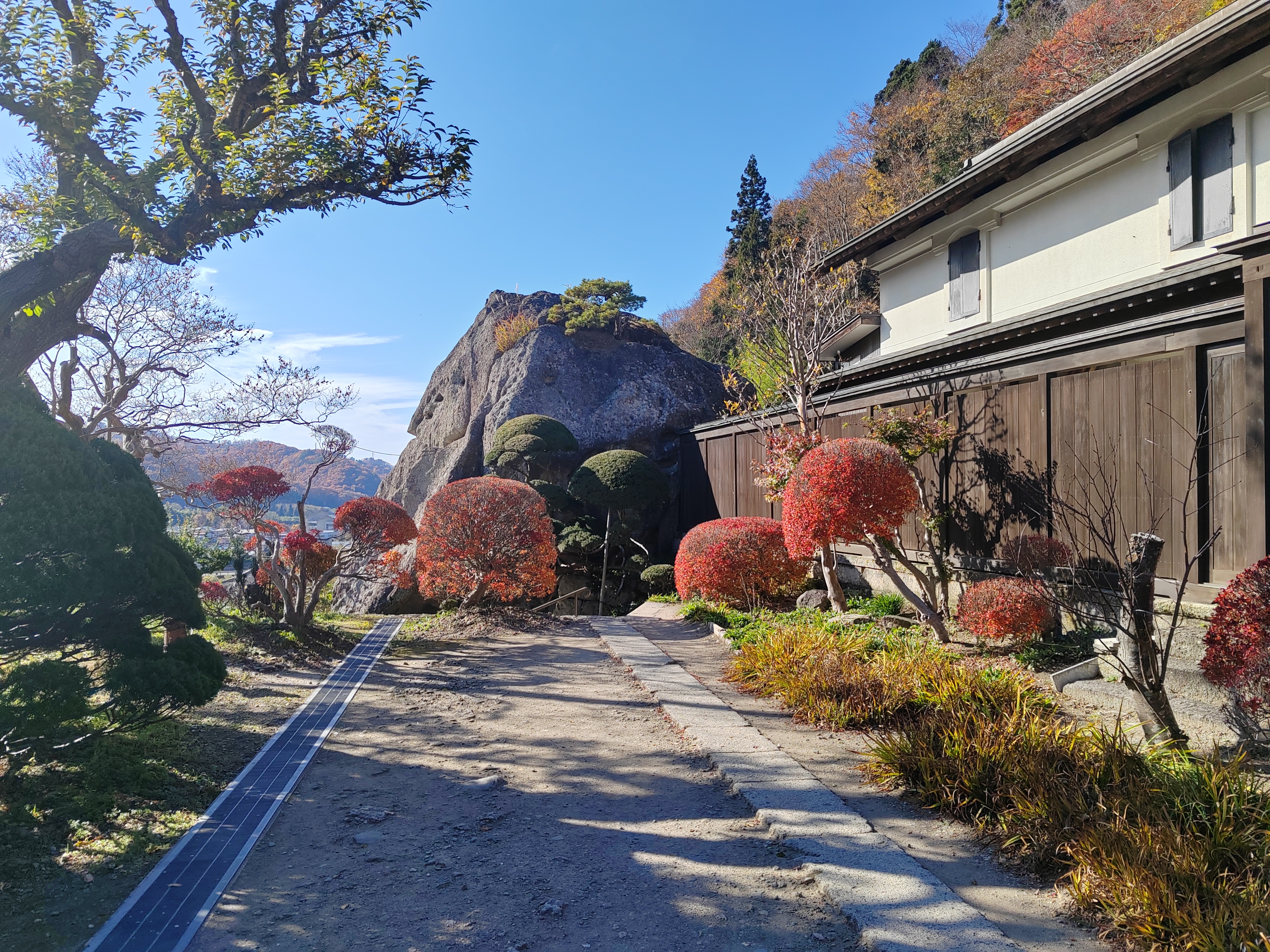 Gyönyörűen karbantartott kert a túraútvonal végén