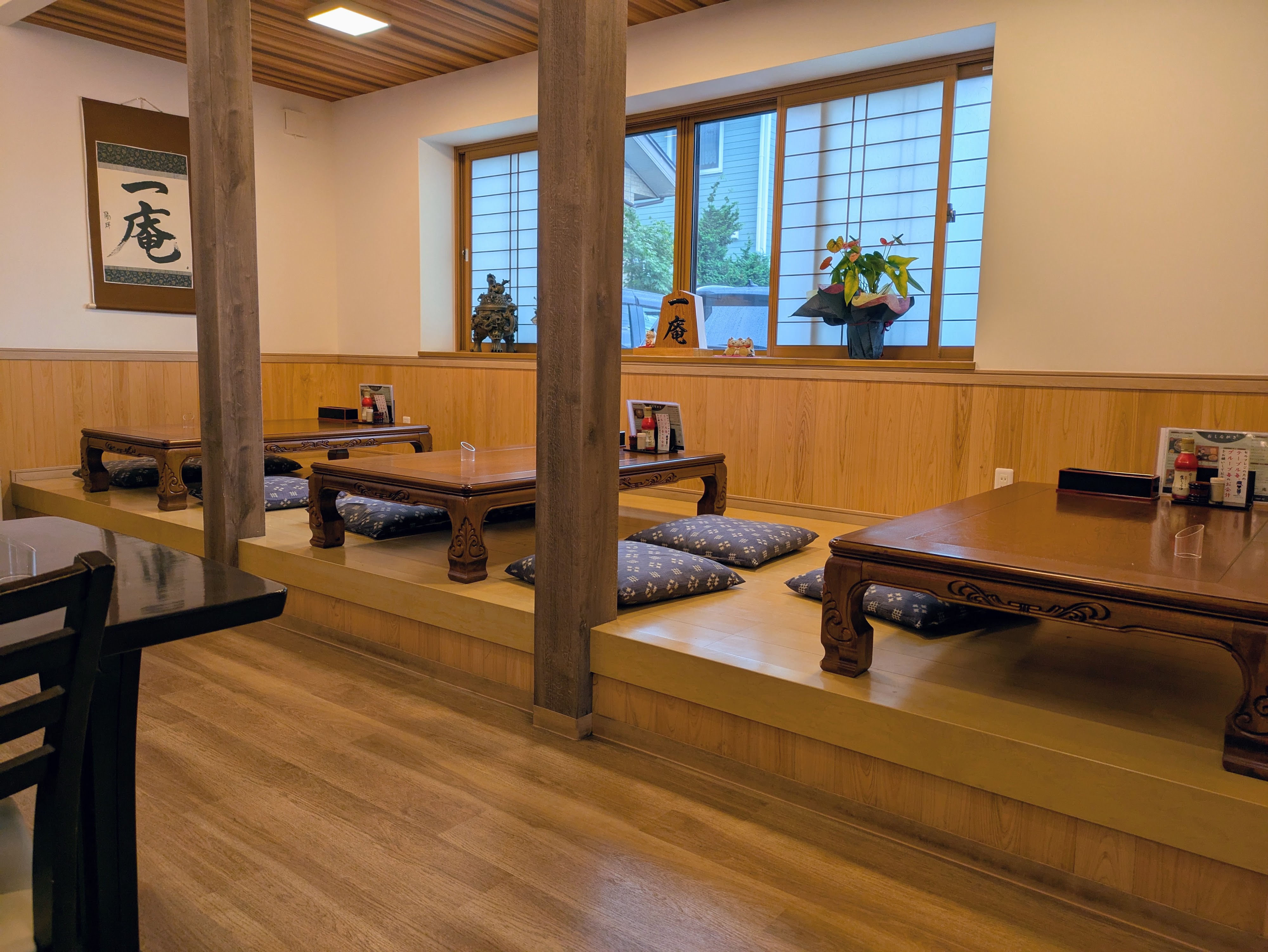 Az Ichian étterem, ha épp a környéken jártok, csak ajánlani tudom. A cipőt le kell kapni, és csak úgy léphetsz fel a magaslatra. Elég tipikus itt a hagyományosabb éttermeknél