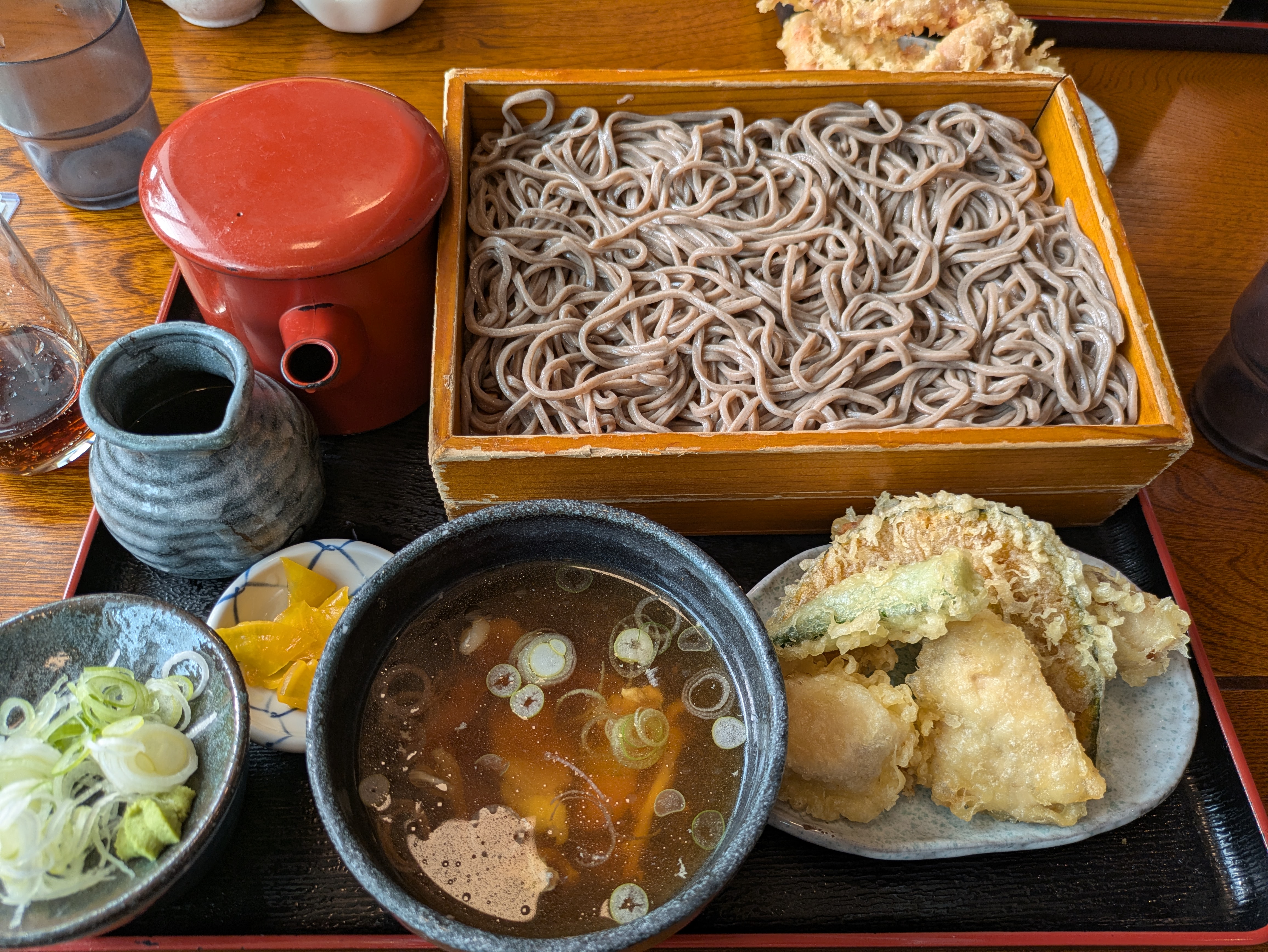Piros kannában a főzővíz, váza-alakú edényben a cuju