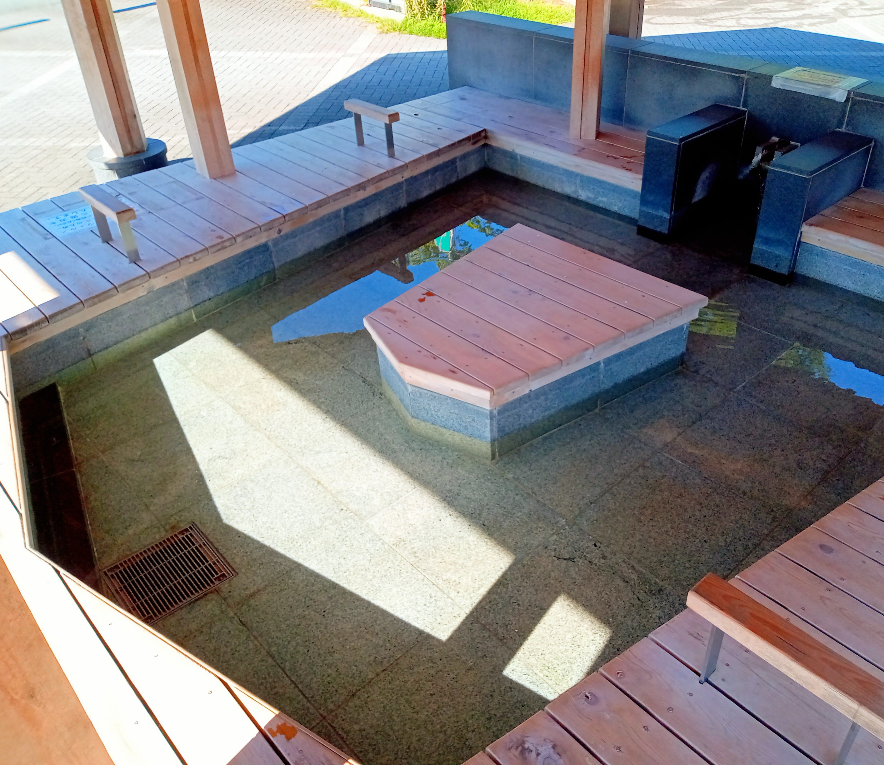 Az egész pavilon sógibábu-alakú, mert nyilván