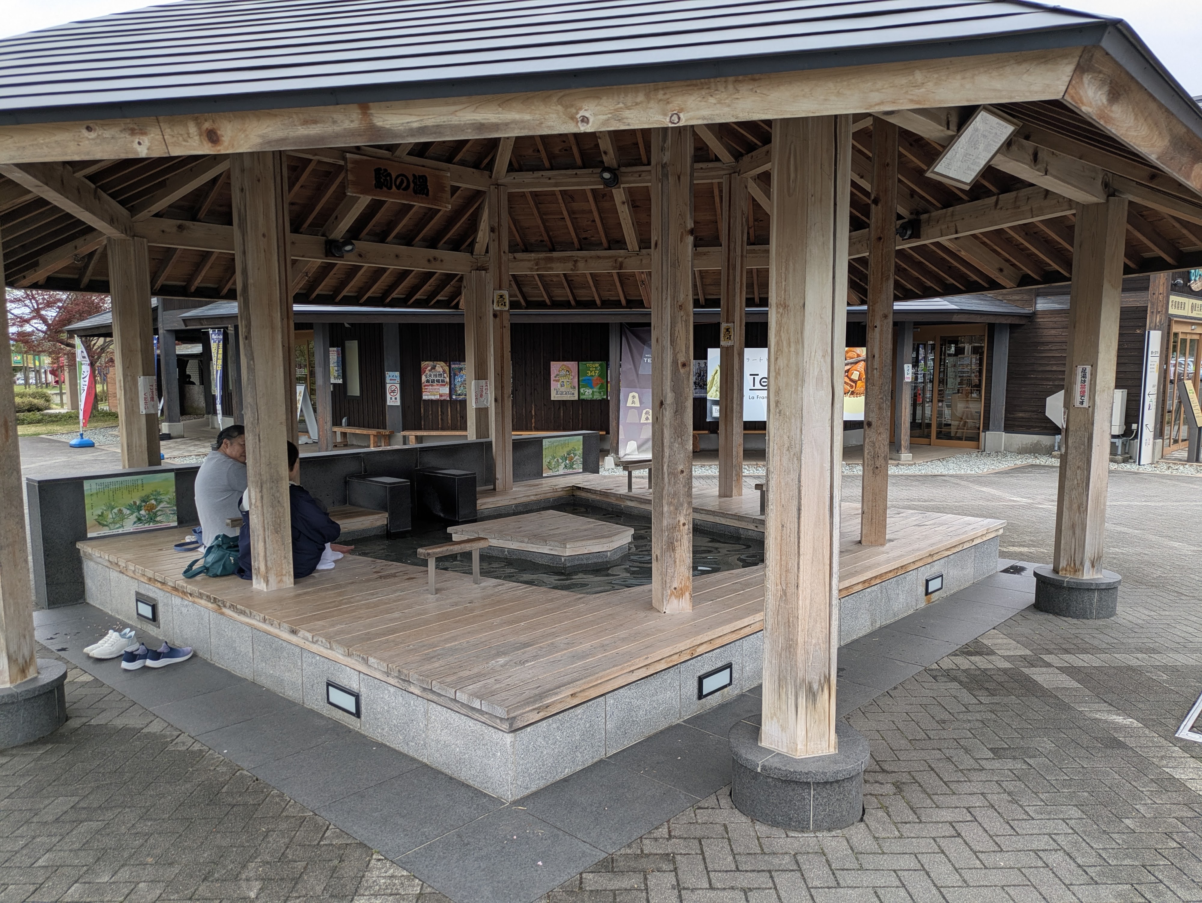 Így a köztéren csak úgy ott van, mint nálunk egy sima pad