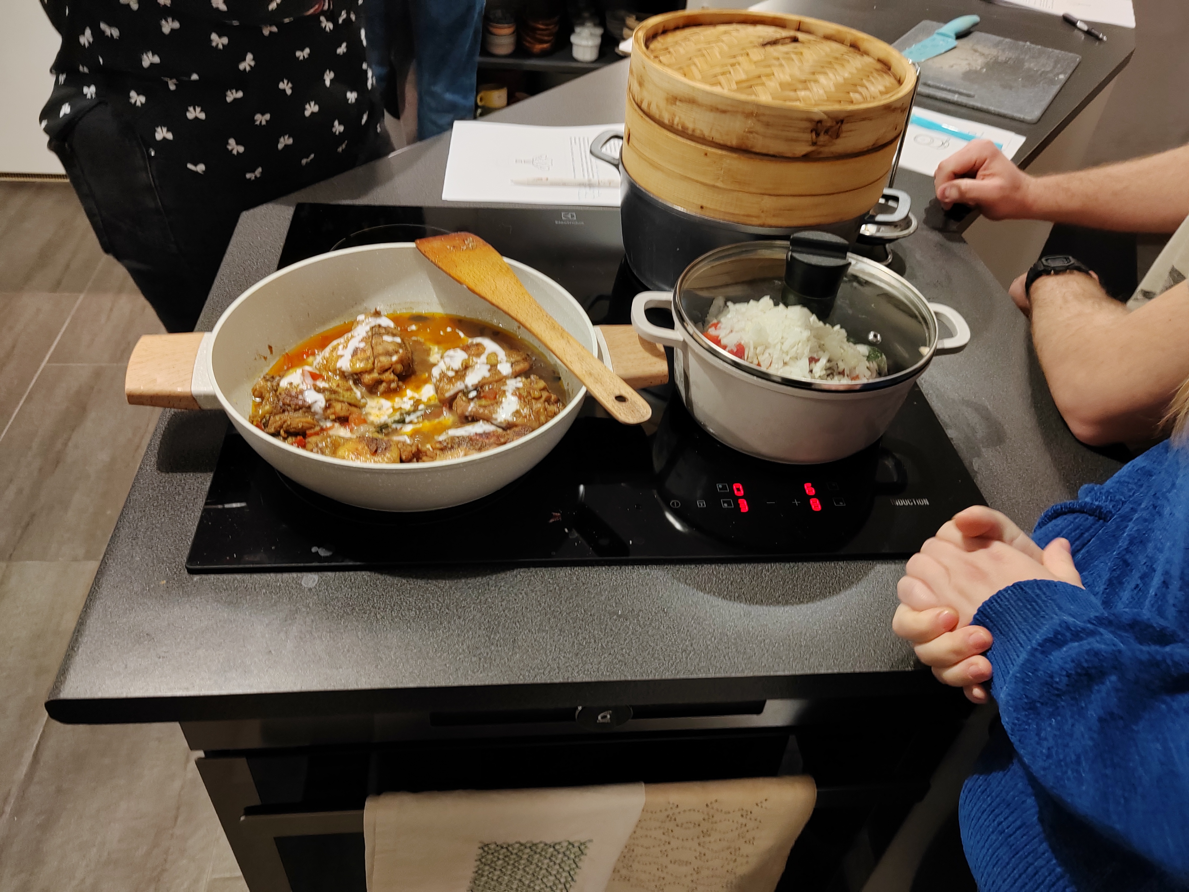 Készül a kókuszos-csirkés curry