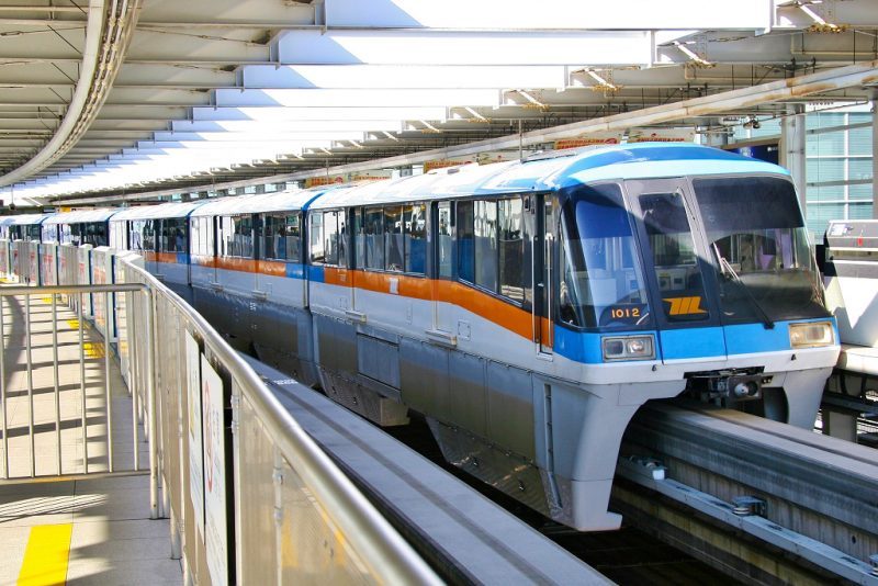 A Tokyo Monorail: A masina, ami bevitt a városba. Itt minden vasútnak ilyen kapus a vágánya, amit kifejezetten szeretek